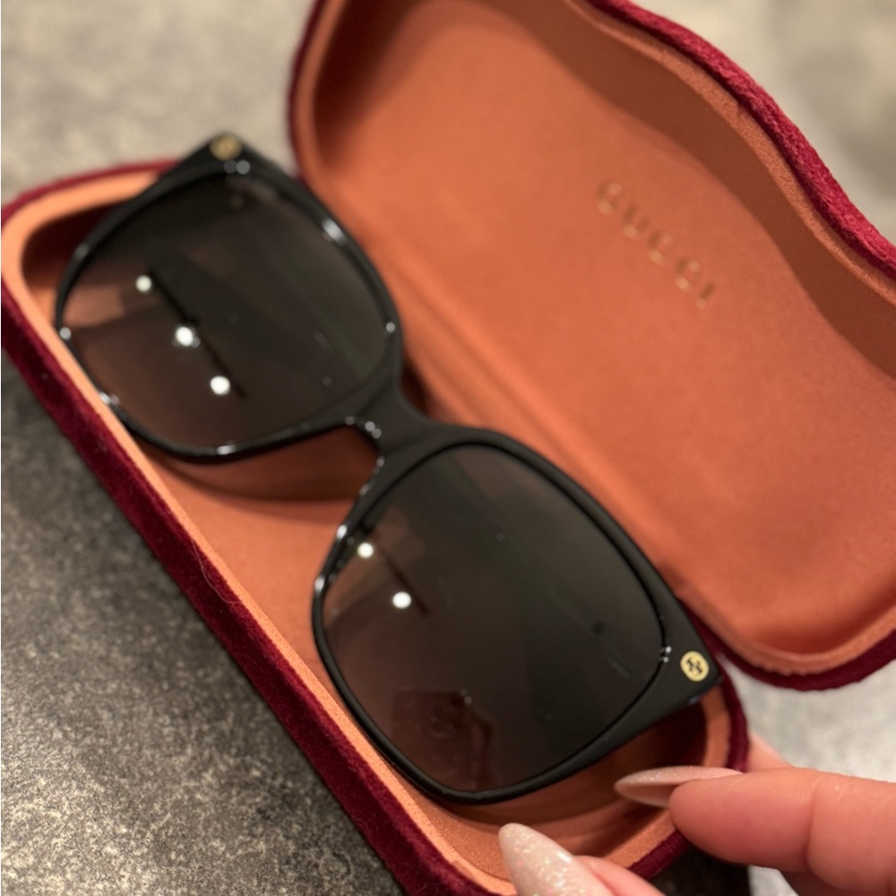 Gucci Black Oversized Sunglasses - Picture 2 of 6